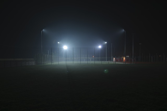 osvětlené sportovní hřiště.jpg